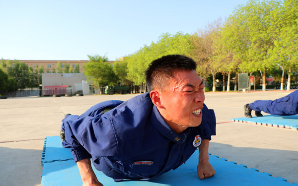 冰球半决赛，陇右铁骑队与海滨海豚队读秒扳平，体能对抗拉满！防线高度稳定(2025最新赛程表)-爱游戏官网链接