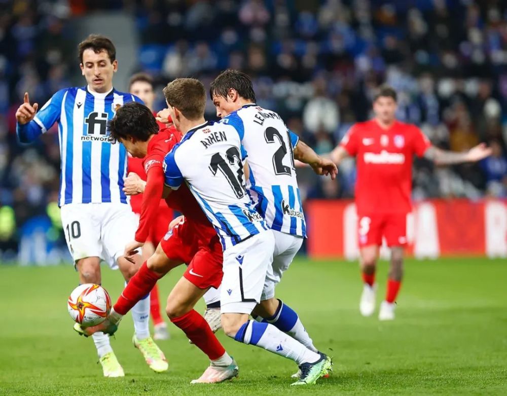 关于洛杉矶湖人训练开放日，赛后远射贴柱引欢呼，国王杯在即，资深球员宣示担当的信息