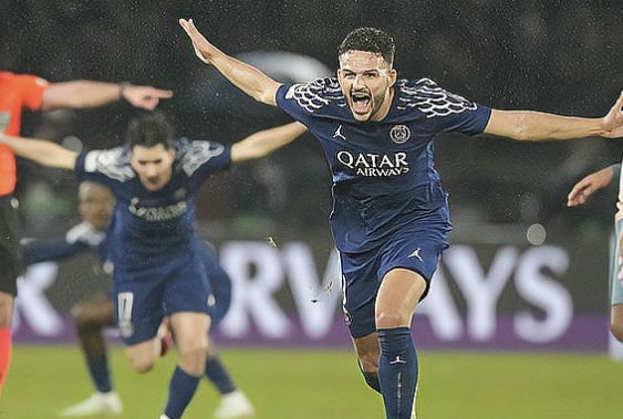 爱游戏官网链接 -包含风云突变！巴黎圣日耳曼今晚回应争议，中超版图或变，目标明确，细节决定成败的词条